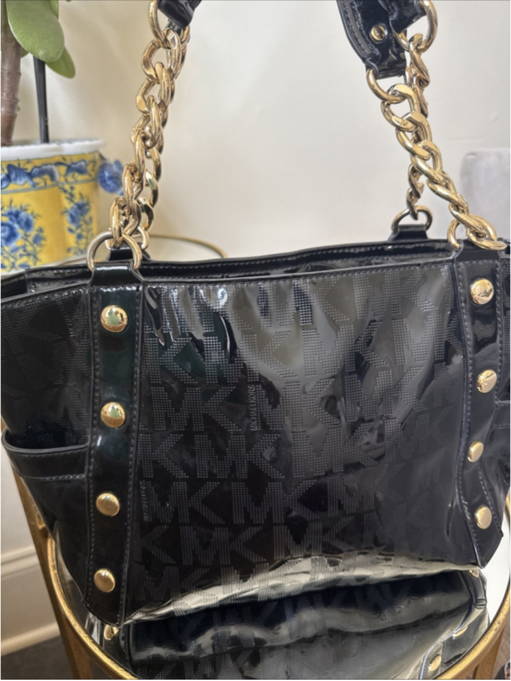 Michael Kors Black Patent Leather Shoulder Bag Gold Studded Logo Delancy - Picture 5 of 12